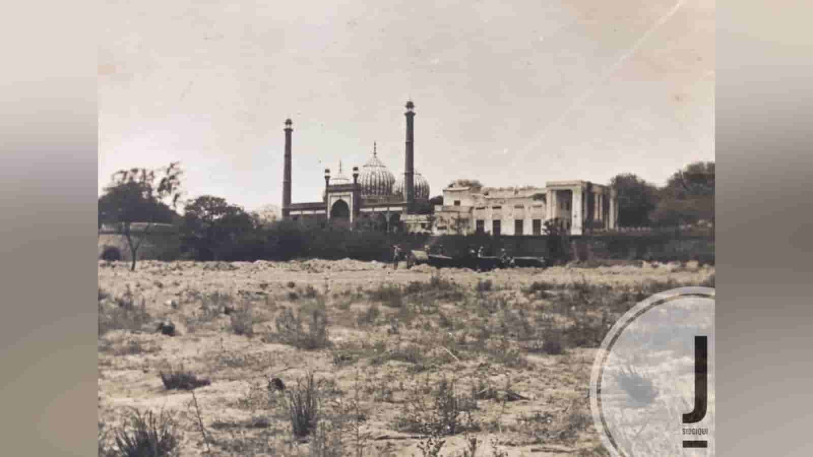 This is a rare photograph of Zinatun Nisa Masjid (Ghata Masjid) is from a private Album of an Englishman from my collection. The Album contains few family photographs taken by English serviceman in early 20th century with few very rare photographs of the walled city- Shahjahanabad (Delhi).