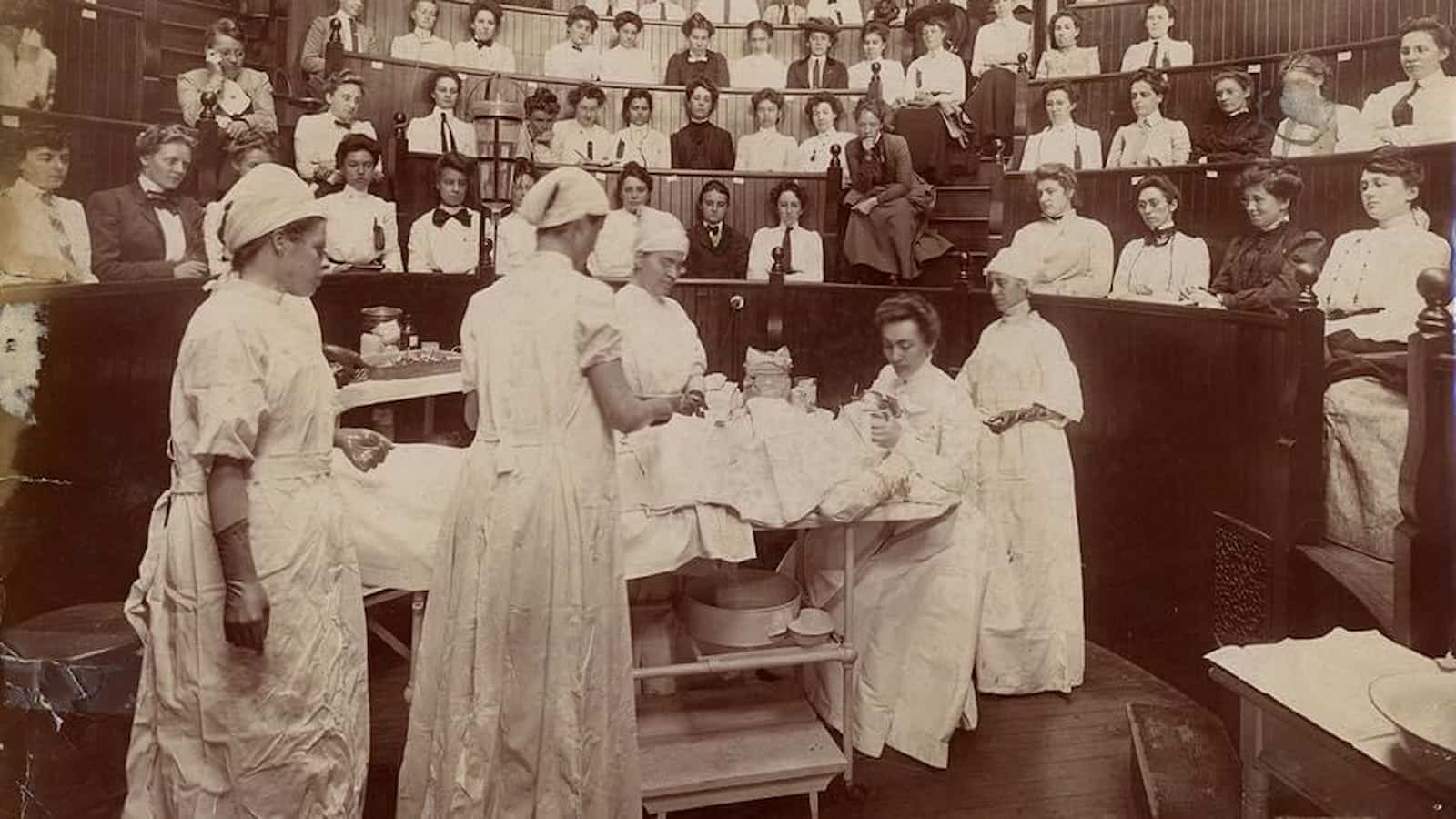 Students in the operating amphitheatre of the Woman's Medical College of Pennsylvania in 1903.