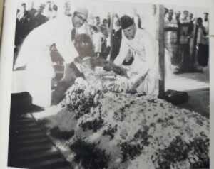 Founder of the Iran Society Dr. M. Ishaque, General Secretary of the Society ( right ) laying a wreath on Maulana's grave. PC - IranSociety Kolkata