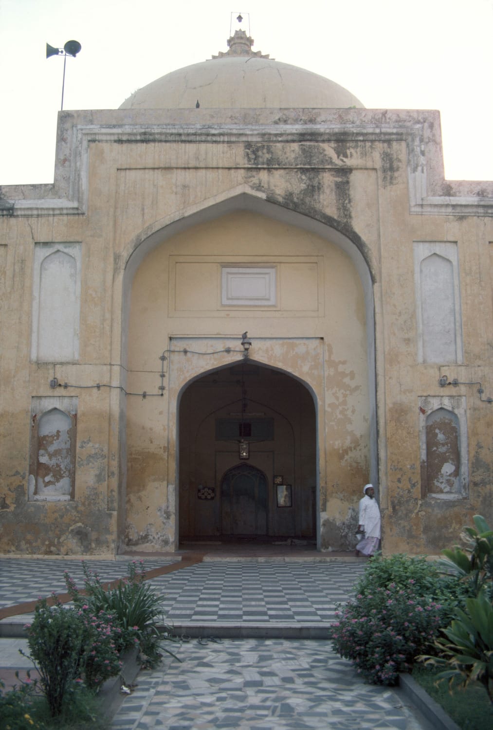 Past View of Shaikh Abdun Nabi mosque, Delhi.